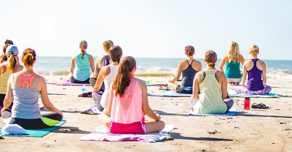 CLASE DE YOGA en la playa